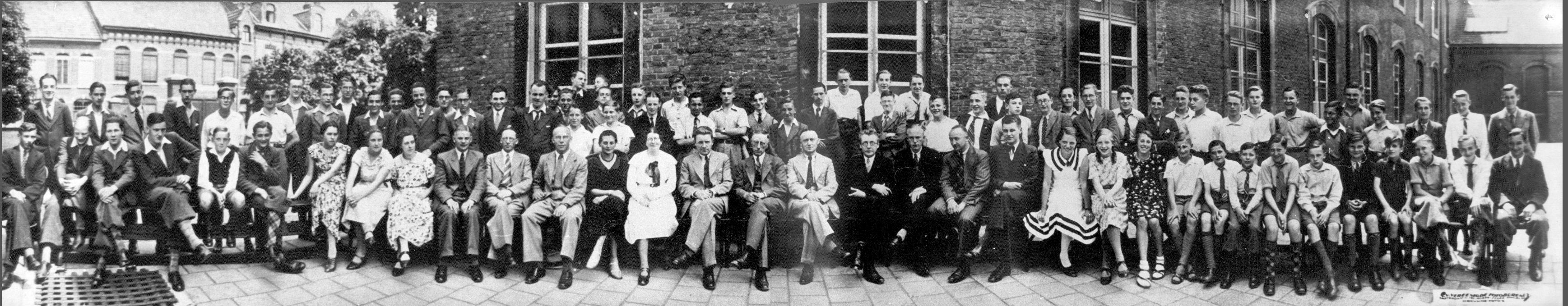 Panorama foto van leraren en leerlingen der Rijks HBS te Roermond, vml. 1934-1935; Joseph Claessen: 5e van rechts op de voorste rij; Collectie MSC